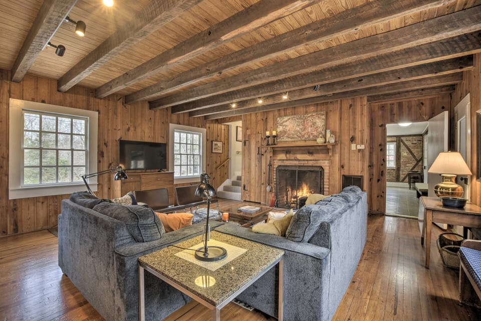 Warm + Peaceful Home w/ Fire Pit on Haw River Cottage in North Carolina