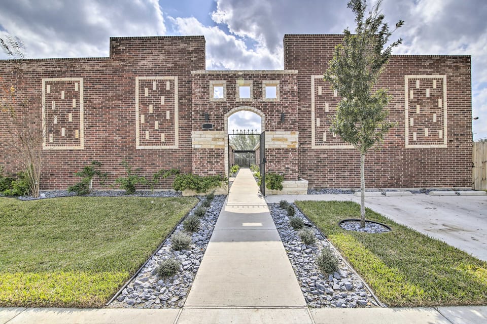 3 Mi to Downtown: Relaxing Stay in Edinburg Apt! Apartment in Edinburg