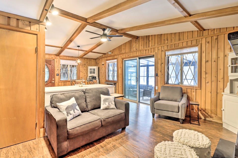 Near Skiing: Pocono Lake Cabin w/ Screened Patio House in Coolbaugh Township