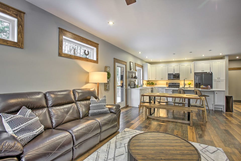 Michigan Ski Base: Modern Home w/ Games, Fire Pit House in Michigan