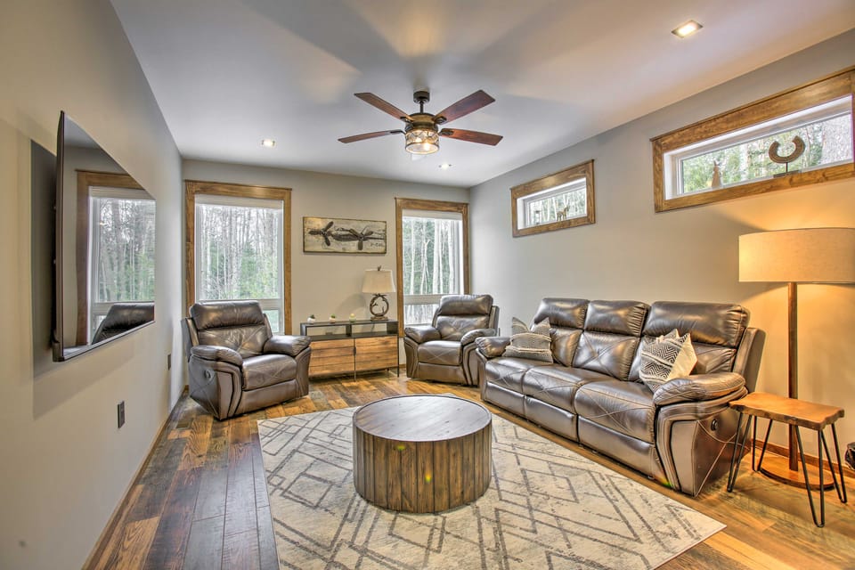 Michigan Ski Base: Modern Home w/ Games, Fire Pit House in Michigan