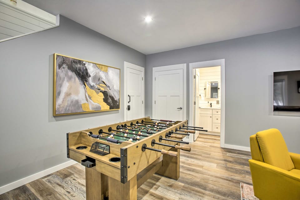 Michigan Ski Base: Modern Home w/ Games, Fire Pit House in Michigan