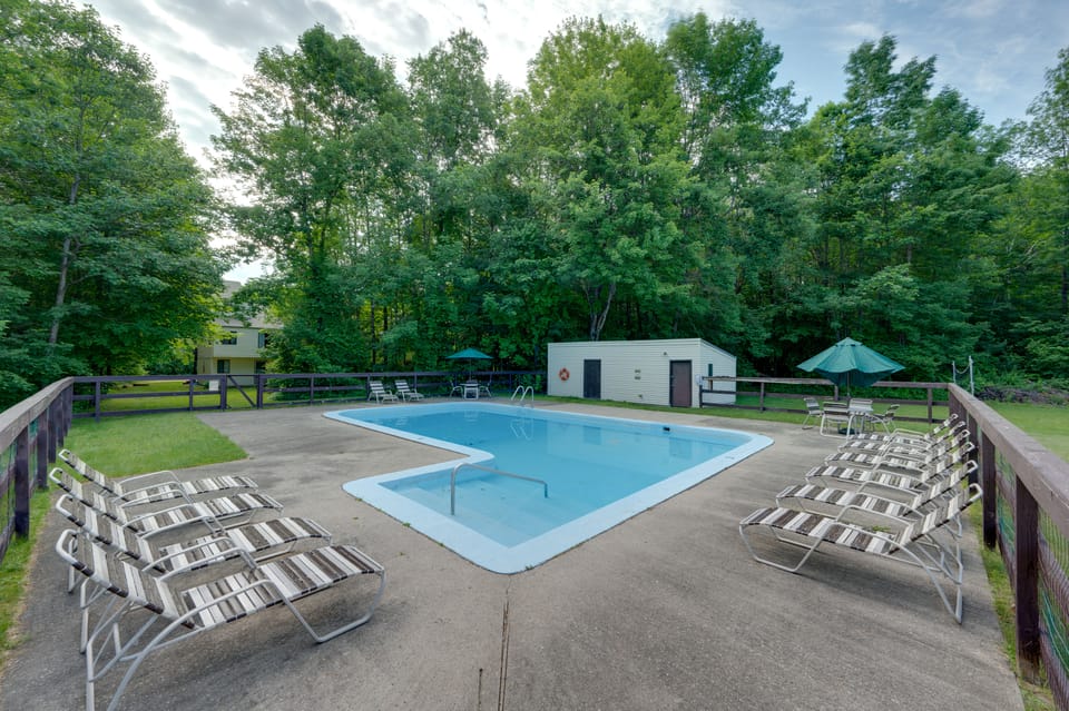 Unique Thornton Townhome: Swim, Ski, & Hike! Apartment in Campton