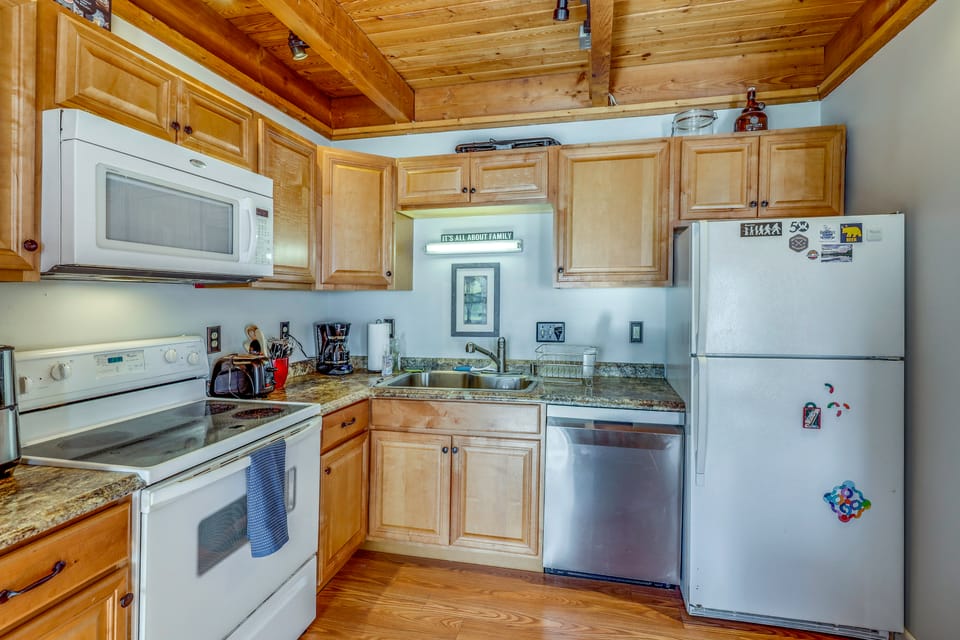 Unique Thornton Townhome: Swim, Ski, & Hike! Apartment in Campton