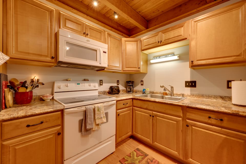 Unique Thornton Townhome: Swim, Ski, & Hike! Apartment in Campton