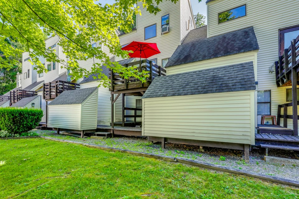 Unique Thornton Townhome: Swim, Ski, & Hike! Apartment in Campton