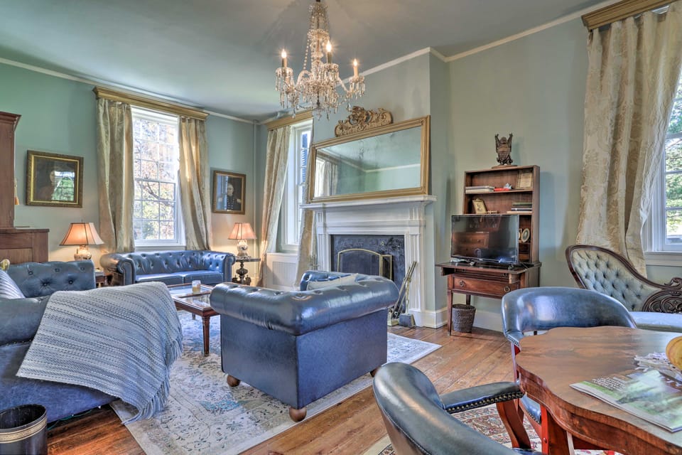 Historic Warrenton Home w/ Patio & Hot Tub! House in Warrenton