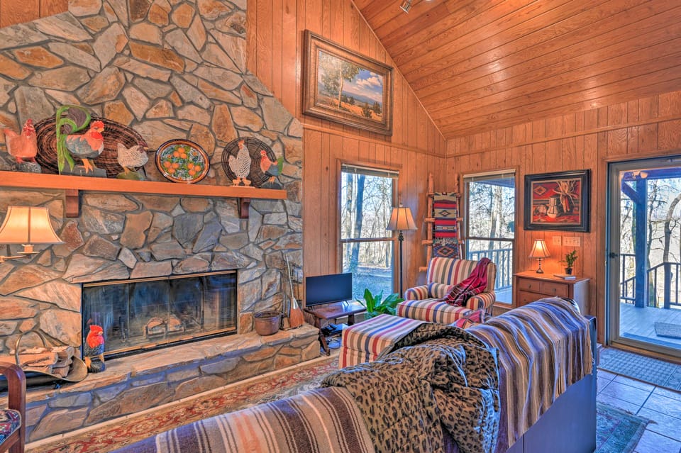Serene Cabin w/ Riverfront Views & Access! House in Tennessee