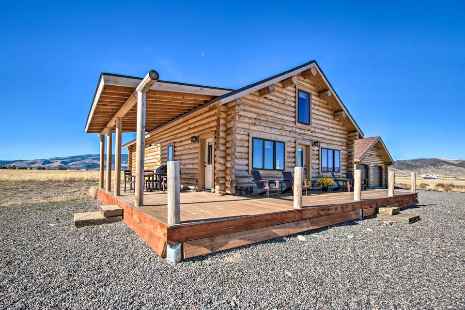 Stunning Mountain Views: Livingston Cabin w/ Deck! House in Pray