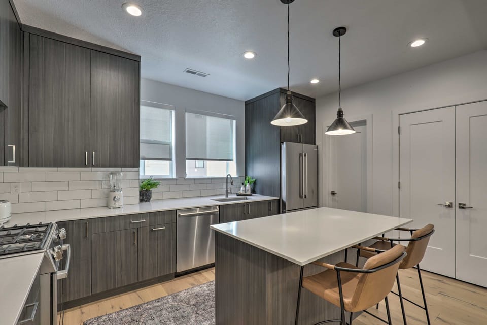 Chic & Sunny Provo Townhome w/ Rooftop Deck! Apartment in Provo