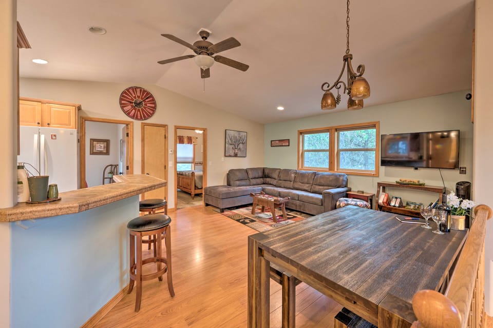 Cabin w/ AC, Hot Tub, Deck, Oversized Parking House in McCall