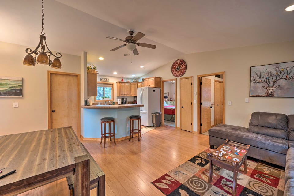 Cabin w/ AC, Hot Tub, Deck, Oversized Parking House in McCall
