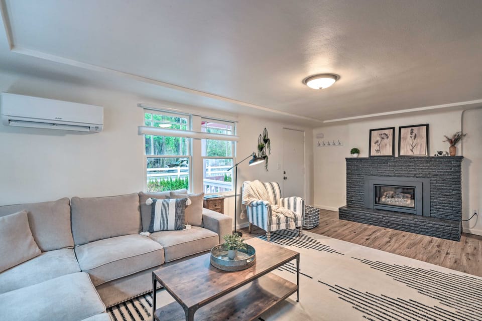 2-Acre Farmhouse in Redmond w/ Deck & Grill! House in Redmond