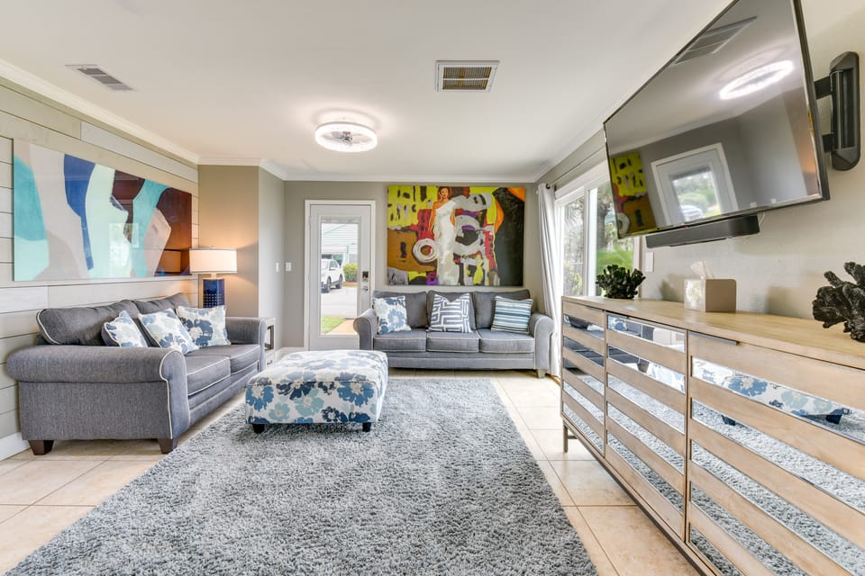 Vibrant Family Condo: 100 feet to Private Beach! Apartment in Miramar Beach