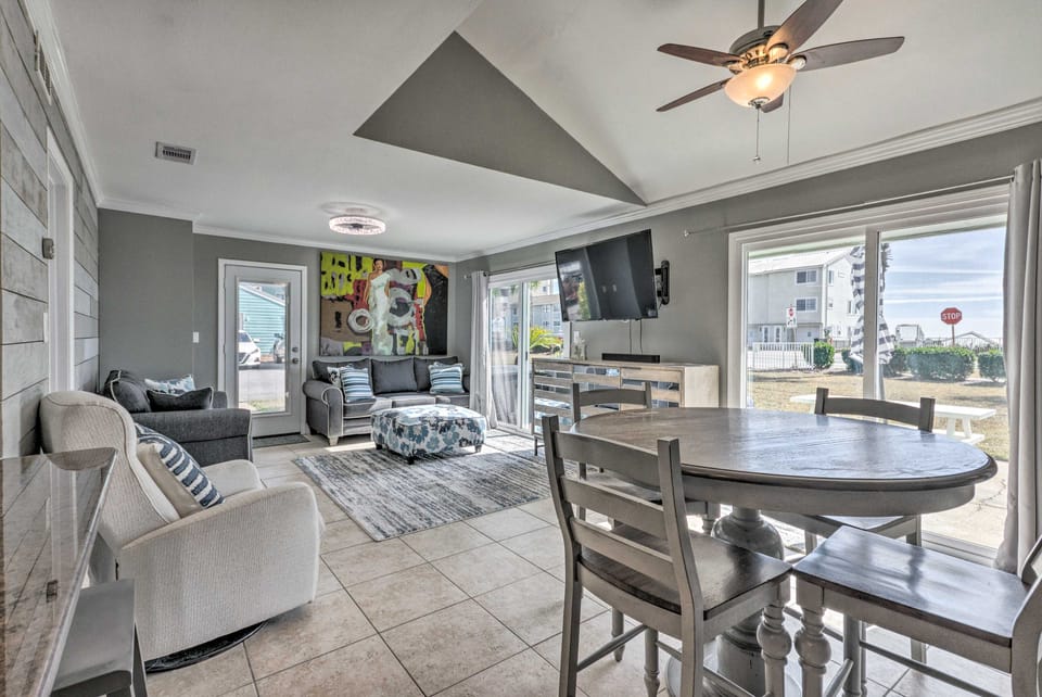 Vibrant Family Condo: 100 feet to Private Beach! Apartment in Miramar Beach