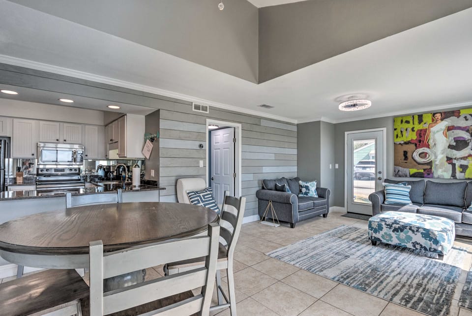 Vibrant Family Condo: 100 feet to Private Beach! Apartment in Miramar Beach