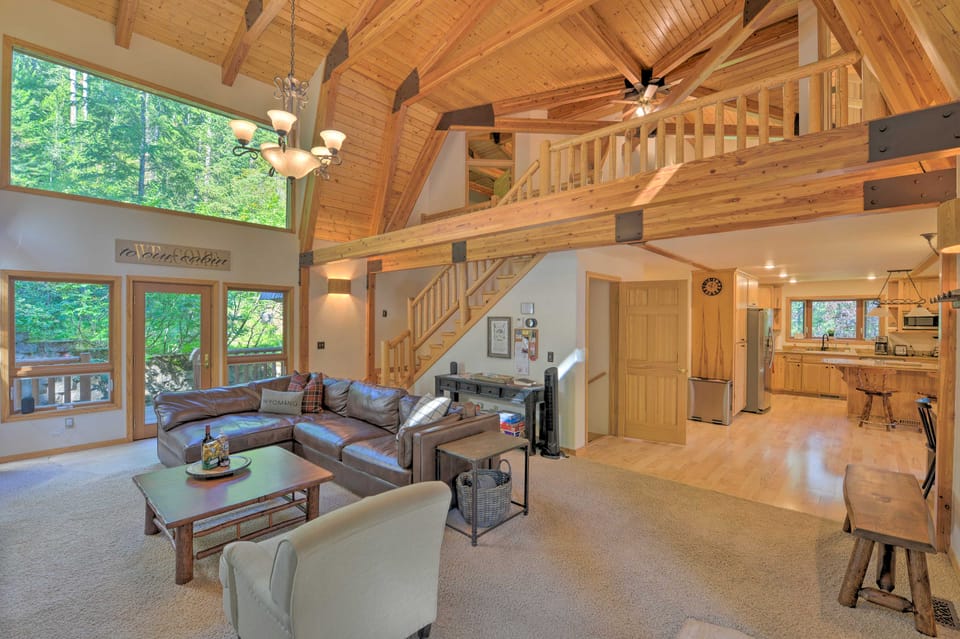 'Wild Huckleberry Cabin' in Alpine: Fire Pit, Deck House in Wyoming