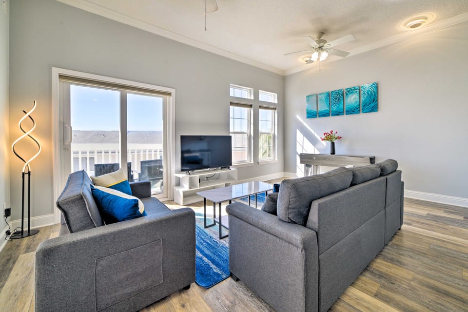Sunny PCB Home w/ Balcony: Steps to the Beach! Apartment in Laguna Beach