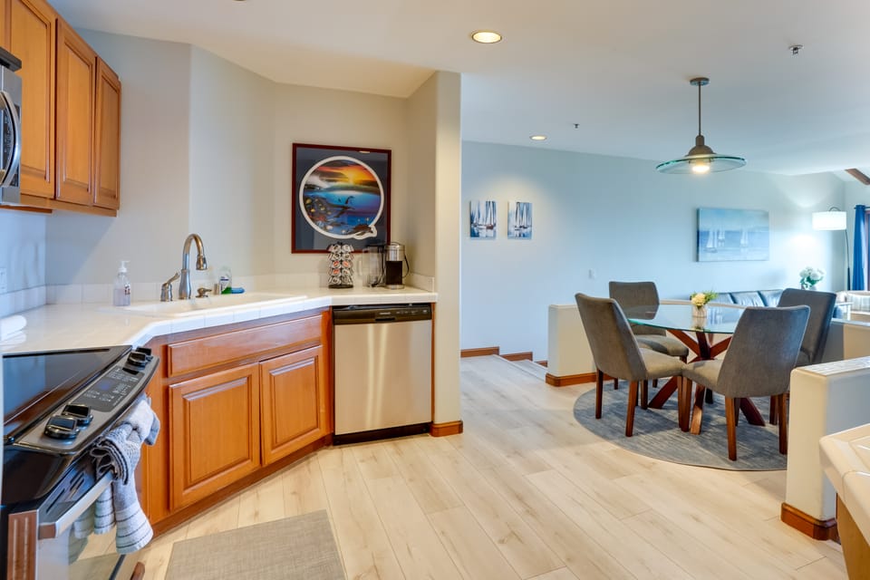 Bright Catalina Island Condo w/ Ocean Views! Apartment in Avalon