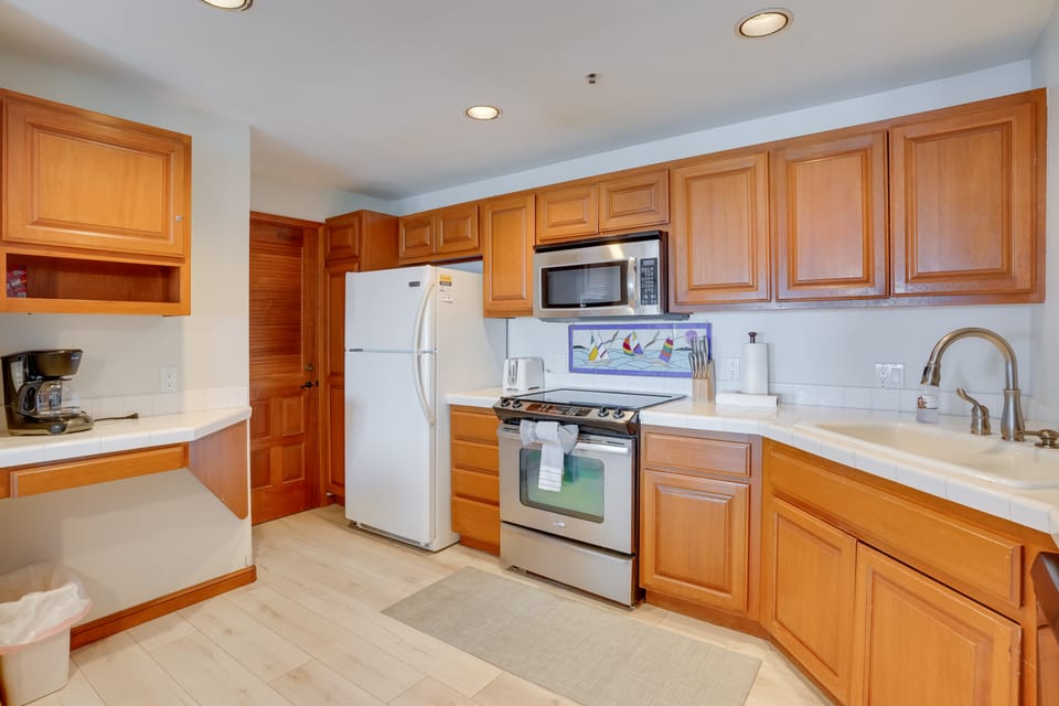 Bright Catalina Island Condo w/ Ocean Views! Apartment in Avalon