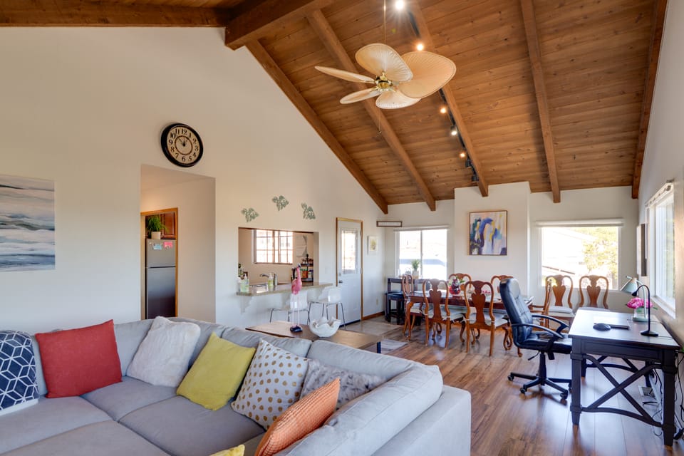 Breezy & Central Monterey Apt with Bay View! Apartment in Monterey