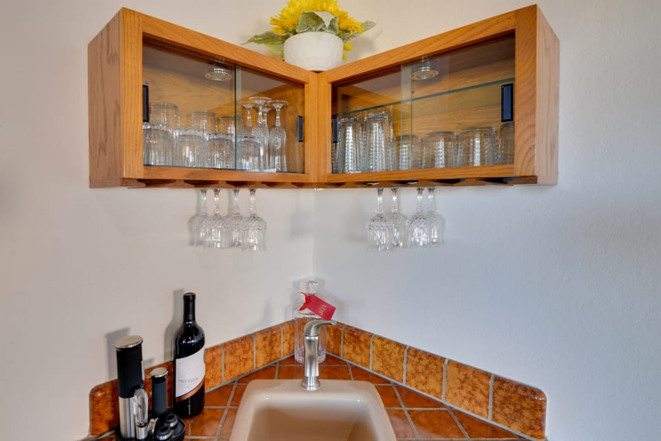 Breezy & Central Monterey Apt with Bay View! Apartment in Monterey