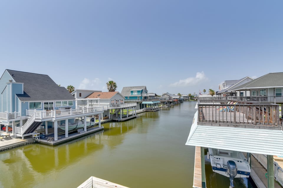 1 Mi to Sea Isle Beach: Canal-Front Gem w/ Dock! House in Galveston Island