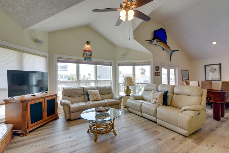 1 Mi to Sea Isle Beach: Canal-Front Gem w/ Dock! House in Galveston Island