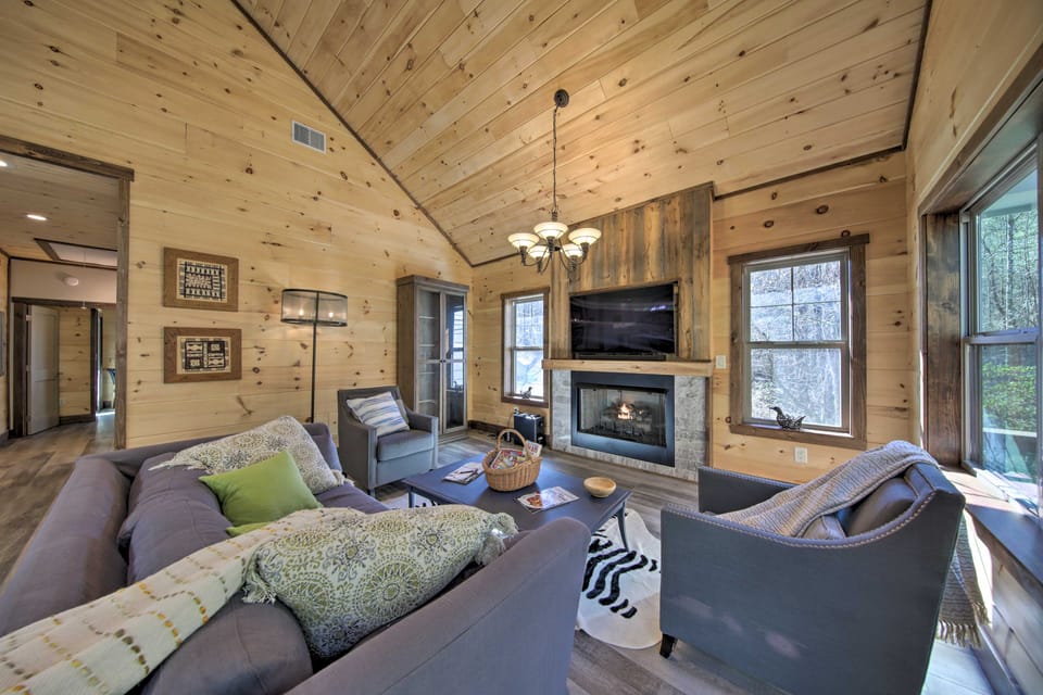 Airy Ellijay Home w/ Spacious Creekside Deck! House in Georgia