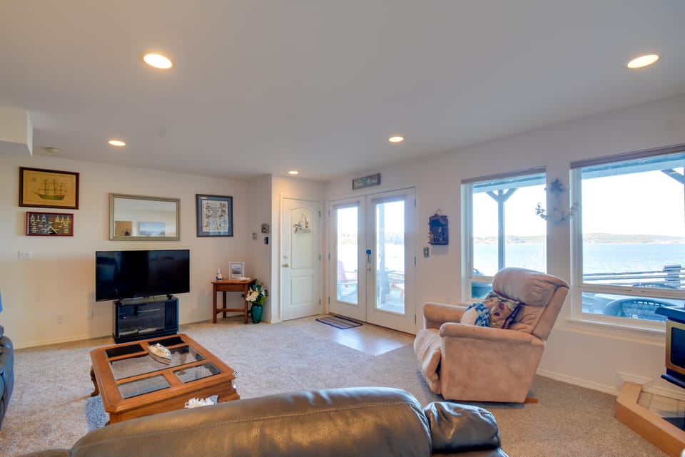 Waterfront PNW Escape w/ Deck & Beach Access! House in Whidbey Island