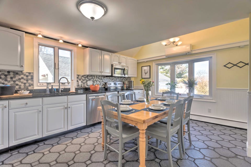 3 Mi to Dtwn & Beach! Bristol Home w/ Patio House in Warren