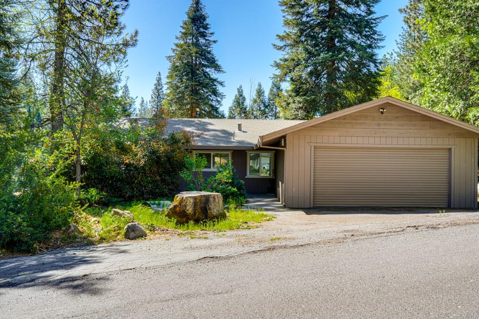 Furnished Deck & Fire Pit: Sherwood Forest Cabin House in Twain Harte