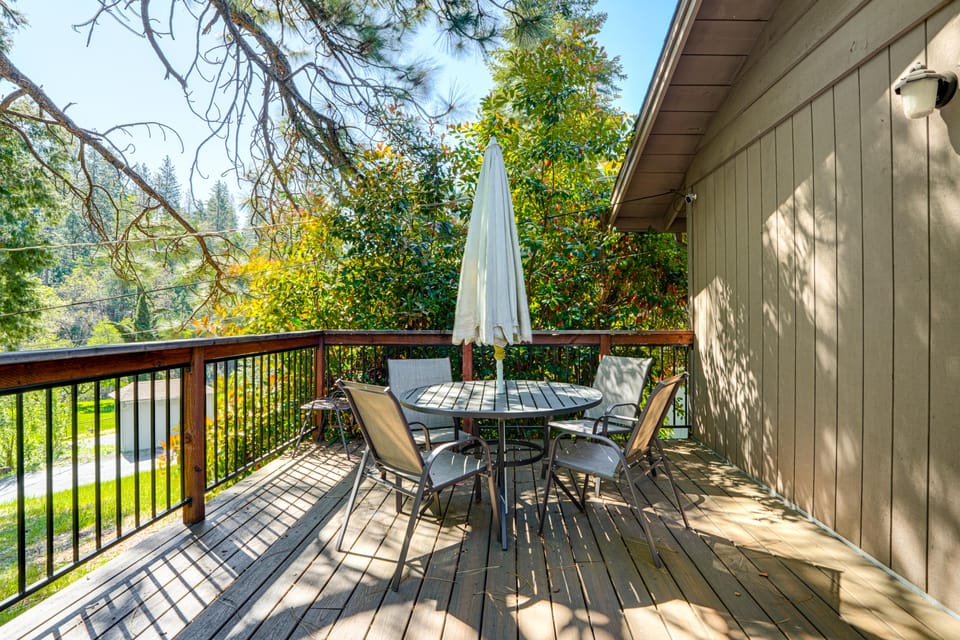Furnished Deck & Fire Pit: Sherwood Forest Cabin House in Twain Harte