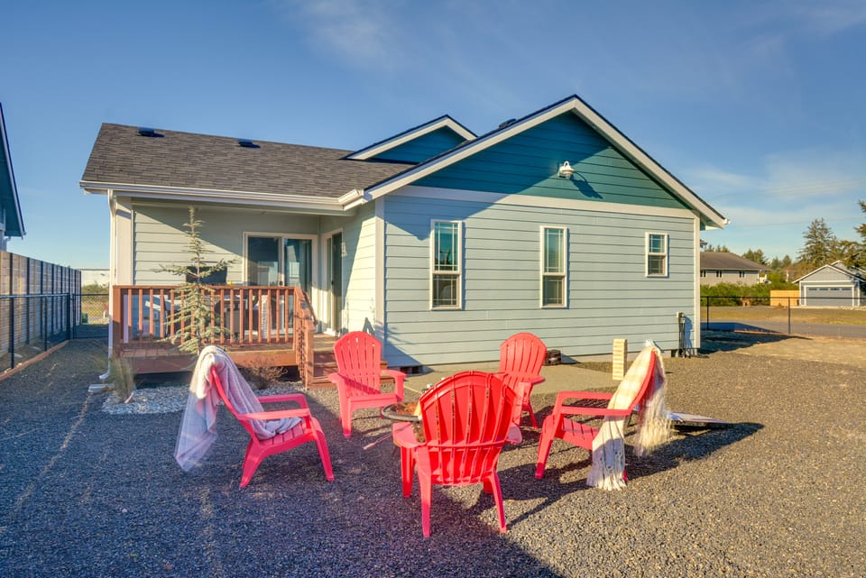 Pet-Friendly Retreat w/ Fenced Yard & Fire Pit House in Ocean Shores