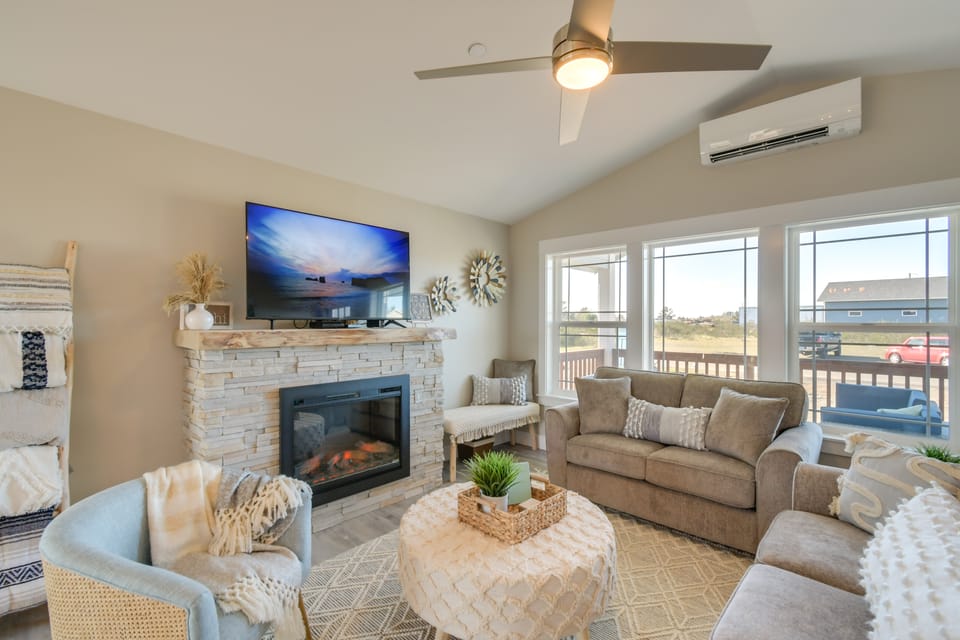 Pet-Friendly Retreat w/ Fenced Yard & Fire Pit House in Ocean Shores