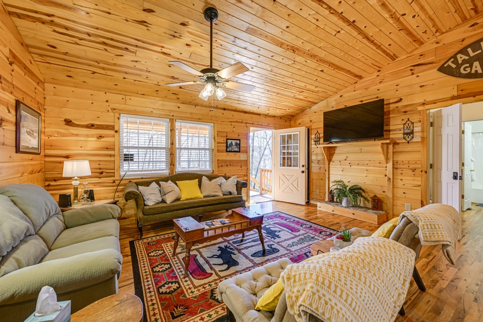 8 Mi to Chattooga River: Pet-Friendly Mtn Cabin House in Clayton