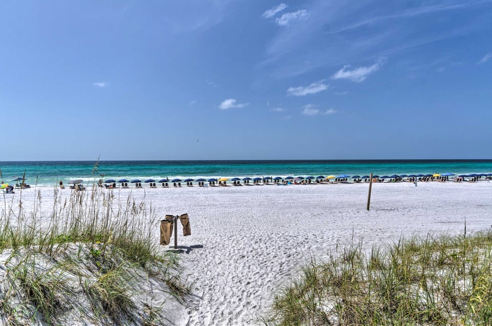Resort Condo: Golf & Pond View, Walk to Beach Apartment in Miramar Beach