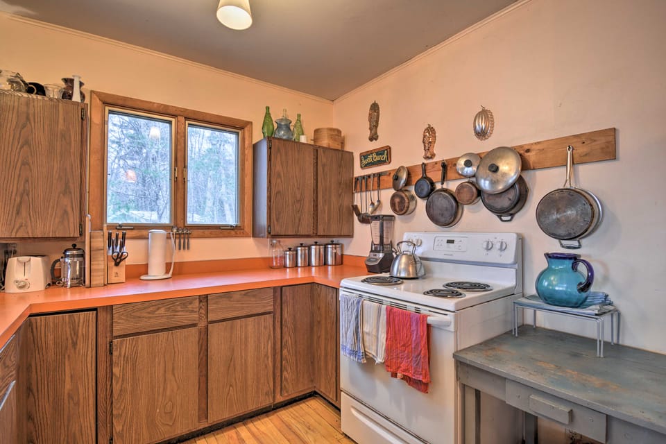 Idyllic Northport Cottage, Walk to Lakeside! Cottage in Michigan