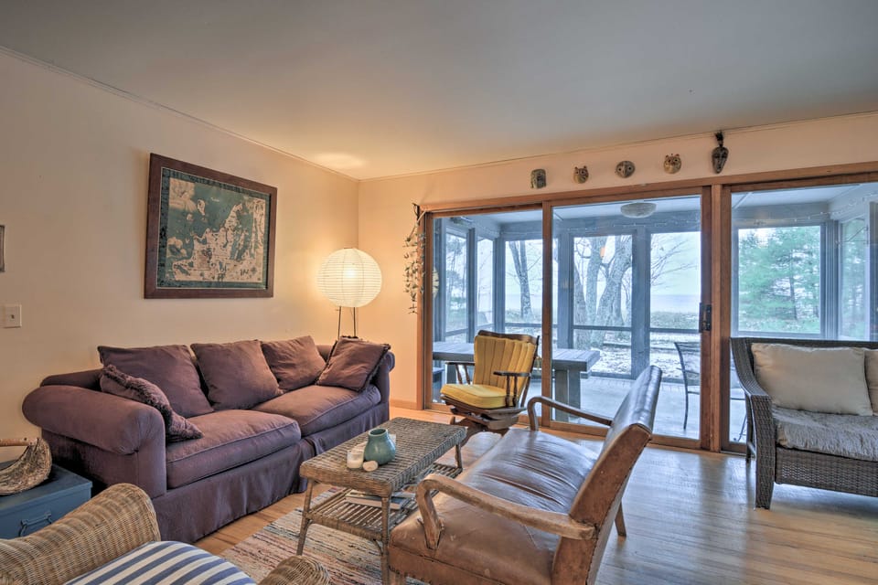 Idyllic Northport Cottage, Walk to Lakeside! Cottage in Michigan