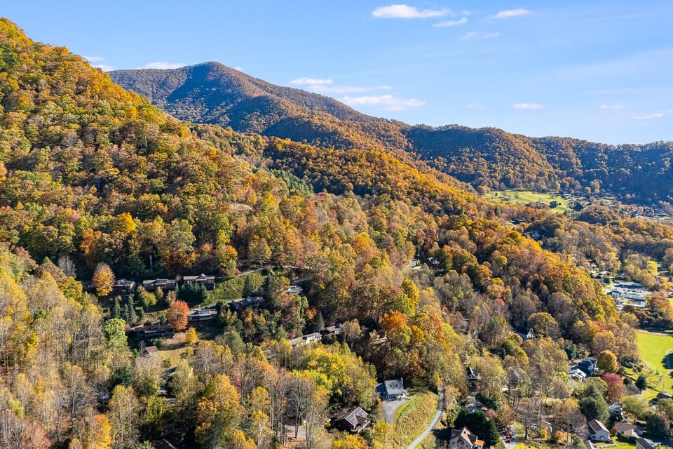 Best Location - Maggie Valley Cabin w/ Hot Tub! House in Maggie Valley