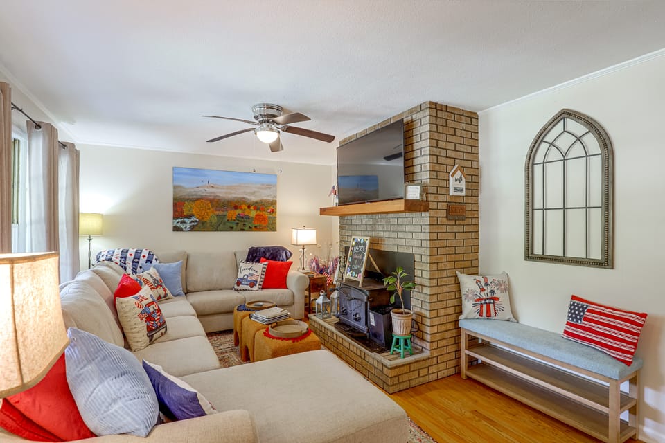 Fire Pit & Game Room: Family Home in Marshall! House in North Carolina