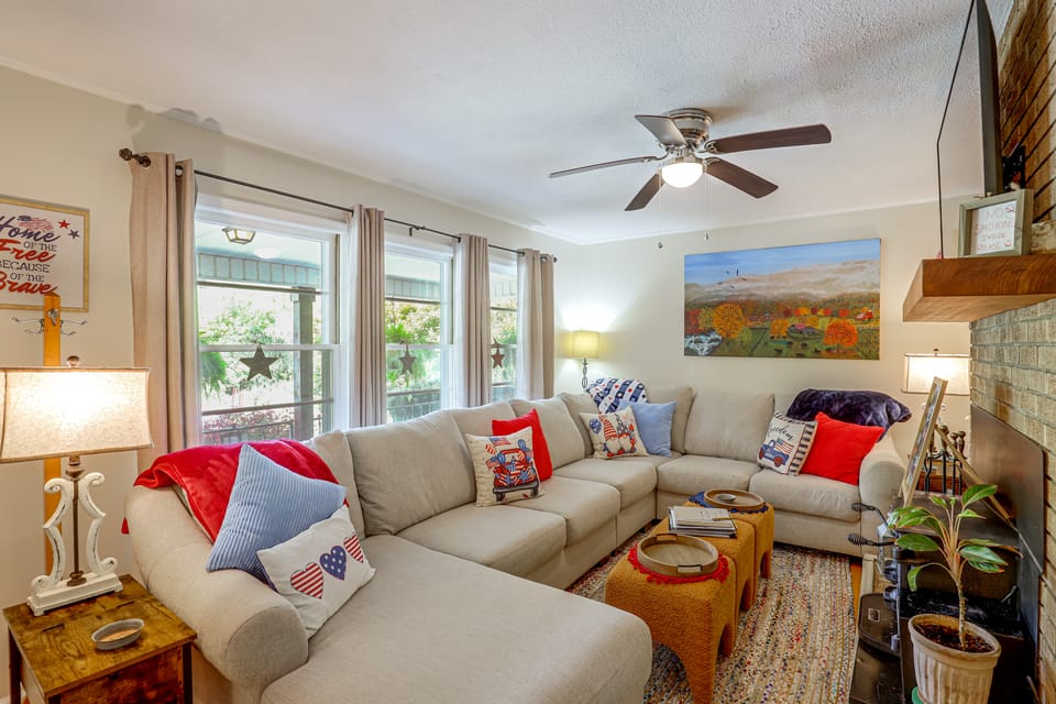 Fire Pit & Game Room: Family Home in Marshall! House in North Carolina