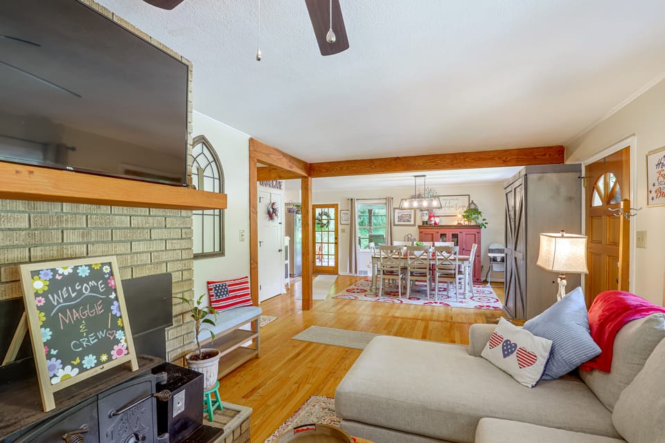 Fire Pit & Game Room: Family Home in Marshall! House in North Carolina
