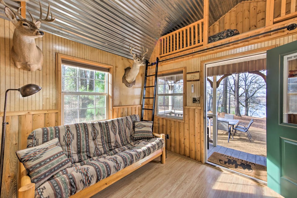 Lakefront Cabin w/ 2 Lofts, Boats on 4 Acres House in Texas