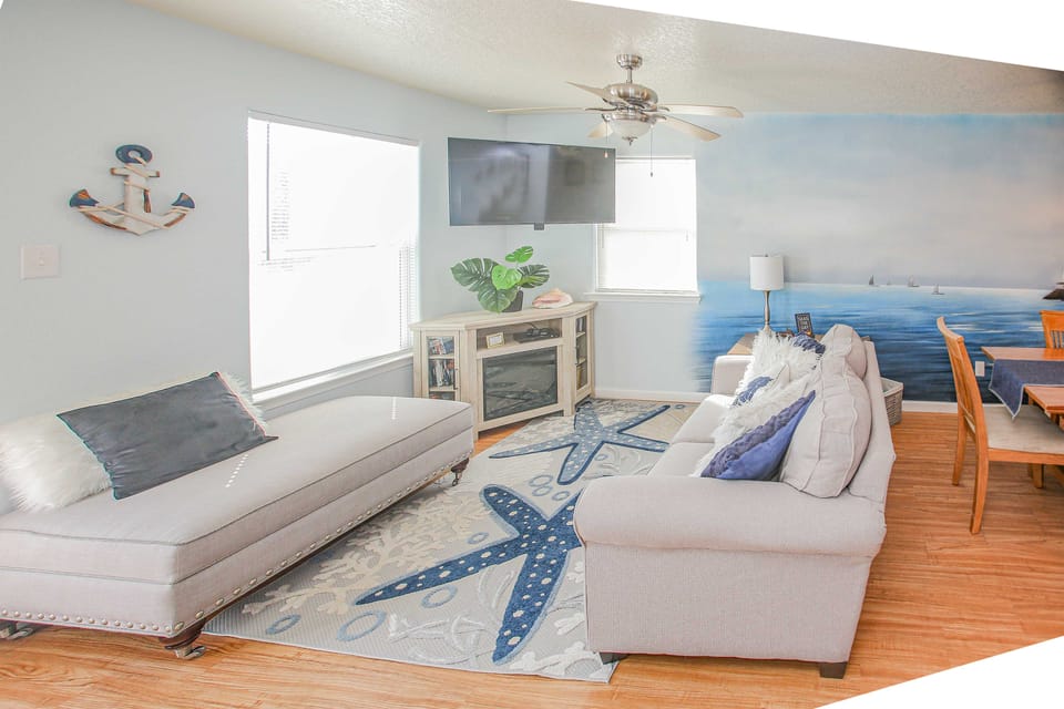 Walk to Shore & Eats: Surfside Beach House House in Surfside Beach