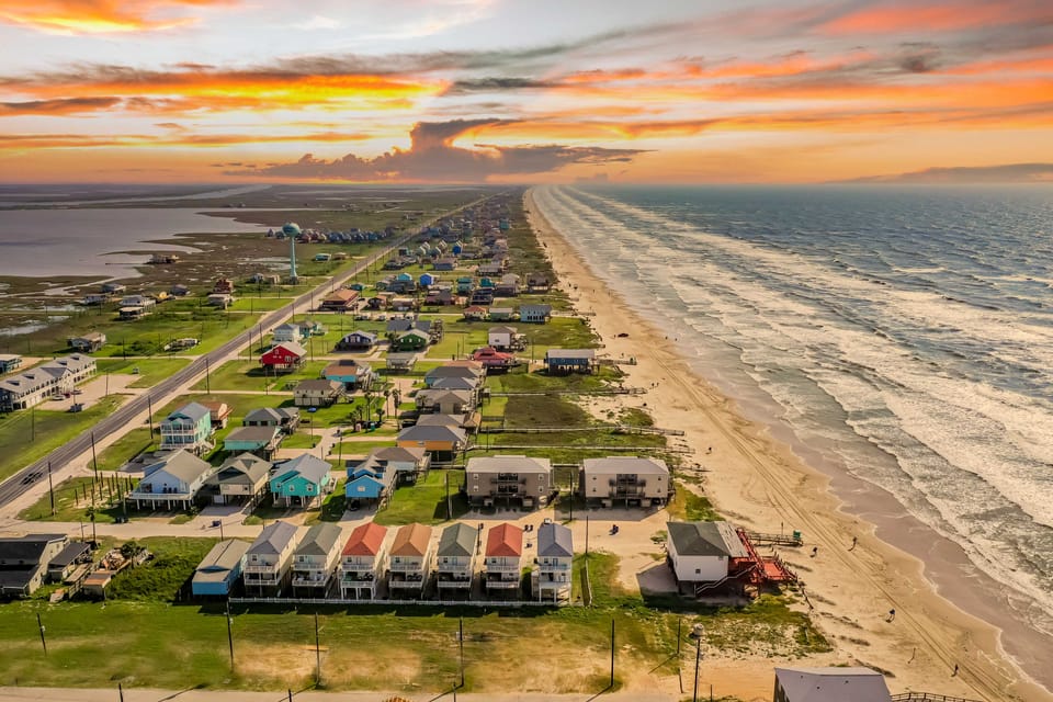 Walk to Shore & Eats: Surfside Beach House House in Surfside Beach