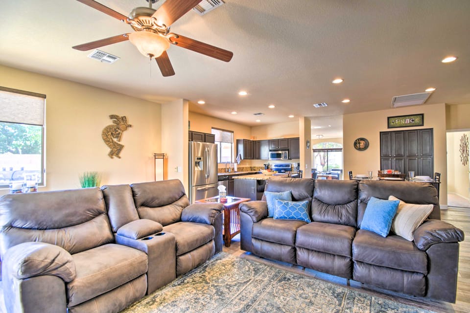 Family Poolside Escape 15 Mi to Dtwn Phoenix! House in Avondale
