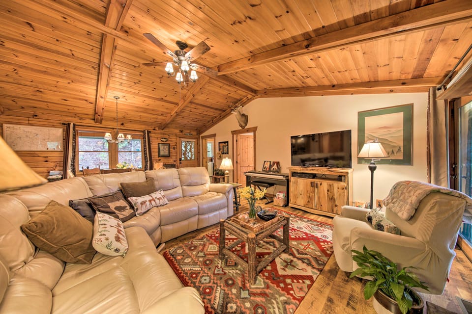 Ellijay Cabin with Porch & Private Hot Tub! House in Georgia