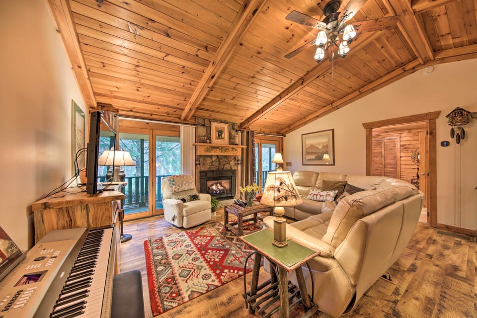 Ellijay Cabin with Porch & Private Hot Tub! House in Georgia