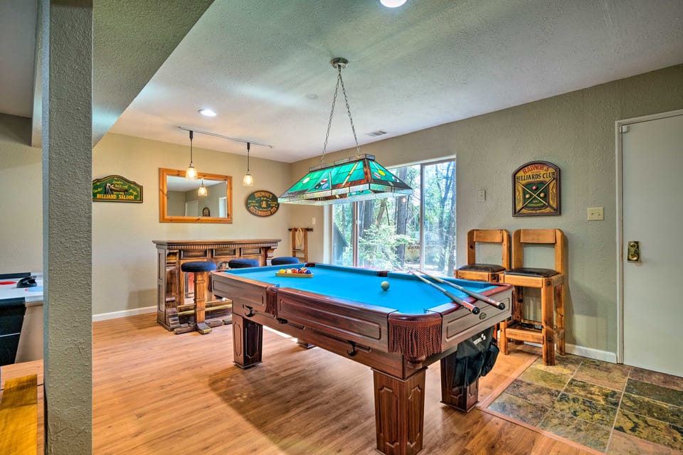 Game Room & Deck: ‘Oso Cozy Cabin’ in Arnold! House in Arnold